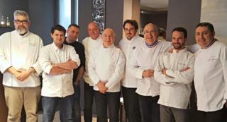 Gard aux Chefs prêt pour le repas gastronomique dans les Arènes.