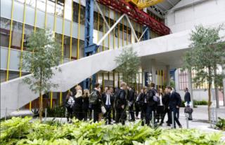 les élèves dans la cour du lycée International de Lille