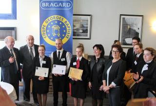 Marina Zanlarian, Thomas Ducos et Corine  Bouveyron entourés du jury et du corp enseignant