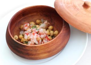 Le pois chiche, en salade au cumin, gamberoni et bouillon de citronnelle