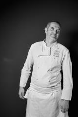 Eric Girardin, chef autodidacte, propose une cuisine créative et moderne.