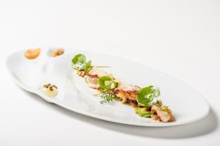 Petit homard bleu ébouillanté au moment - la queue en fines aiguillettes à la nacre, brunoise de...