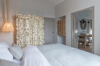 L'une des 5 chambres du Logis de la Cadène, dont la décoration reflète le charme d'une 'maison de...