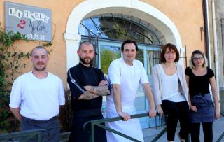 Après le service du déjeuner, Julien Lavandet (au centre) se prépare à changer de décor accompagné...