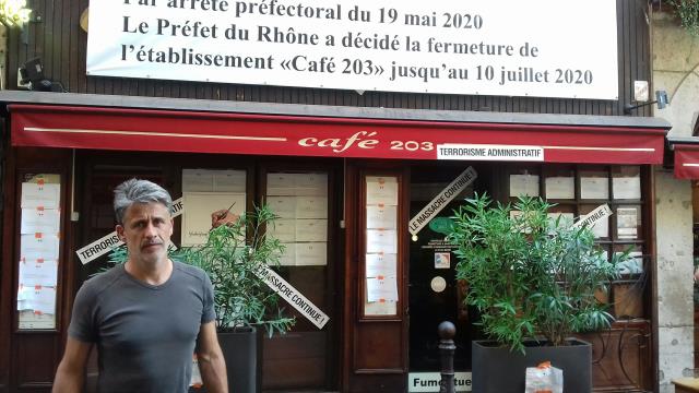 Pour protester l'arrêté, Christophe Cédat a affiché l'avis sur une grande banderole sur la devanture de son café.