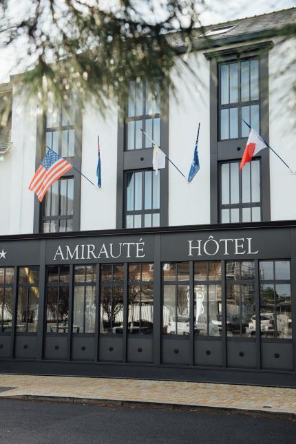 L'Amirauté est Idéalement situé en face de la gare TGV et à 800 mètres de la plus belle plage d'Europe.