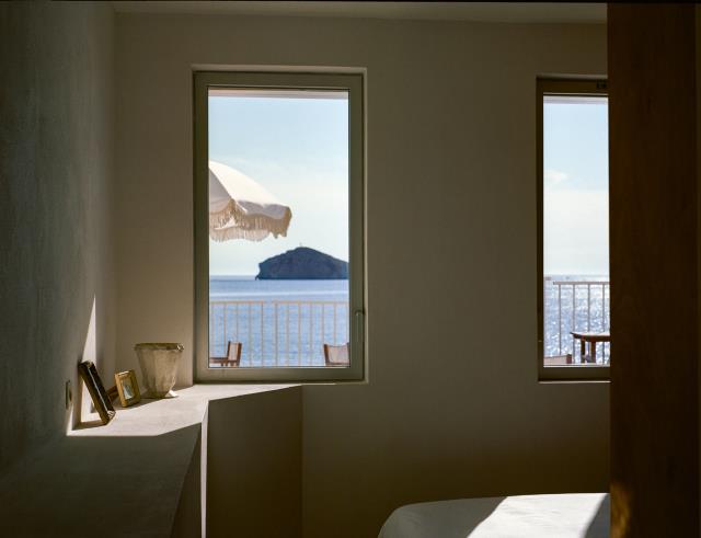 Les chambres offrent une vue imprenable sur le petit port de pêcheurs des Goudes accessibles également en navette maritime depuis le Vieux port.