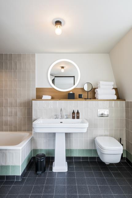 Côté déco, mieux vaut opter pour des tonalités claires et un maximum de simplicité, pour rassurer les clients. Comme ici au Grand Quartier, à Paris (Xe).