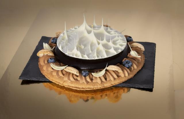 Le Macaron myrtille revisité au Nutella® de Yannis Rodrigues, étudiant en mention complémentaire pâtisserie, glacerie, chocolaterie, confiserie spécialisée, et exerçant son apprentissage à la maison Rouchet (15).