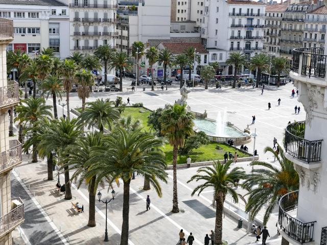 Vue depuis le toit-terrasse de l'Okko Hotels Toulon Centre, sur la place de la liberté,