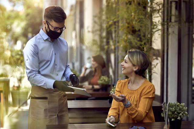 Le personnel ainsi que les clients, lors de leurs déplacements au sein de l'établissement, doivent porter un masque. Une fois installé, le port du masque n'est plus obligatoire pour le client.