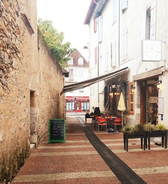 Le Bistro d'Albret compte 30 places en intérieur, et jusqu'à 45 en terrasse, suite à l'extension allouée.