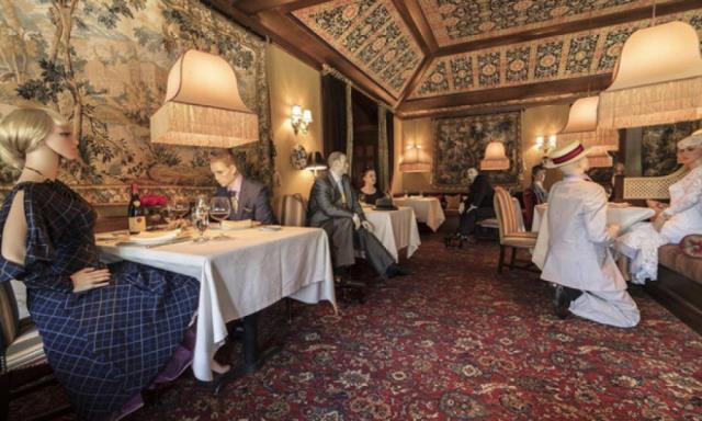 Les mannequins dans la salle du restaurant 3 étoiles The Inn at Little Washington.