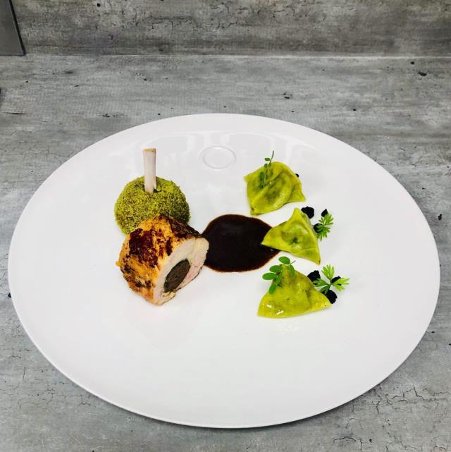 Hugo Chabert est arrivé second au 2e Trophée Masse Online, avec sa Cuisse de lapin farcie à l'ail noir, croquette de lapin à l'ail des ours et parmesan, jus de lapin lié à la purée d'ail noir, pâtes farcies à l'ail des ours, condiment ail noir/parmesan