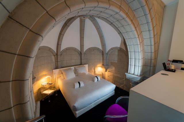 La chambre séduction s'intègre dans les vielles pierres de la chapelle construite en 1883