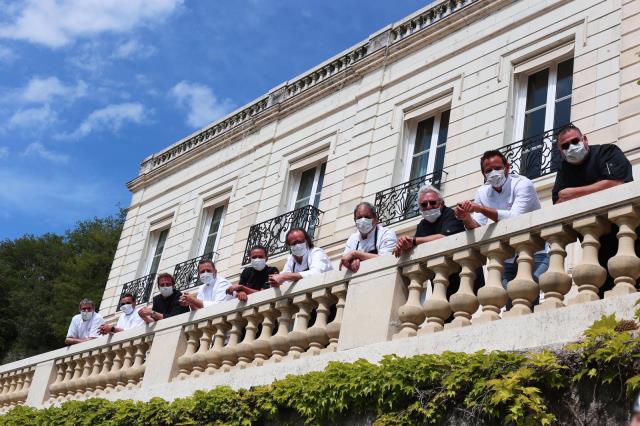 Les chefs 'La Sauce' réunis sur la terrasse du restaurant Les Hautes Roches.