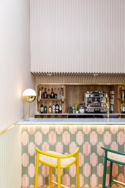 Des assises plus hautes dynamisent un service, comme ici au Galia, à Nice, restaurant réalisé par l'agence Bleu Gris.