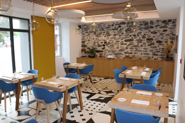 Le mobilier et la décoration font la part belle aux créateurs locaux.