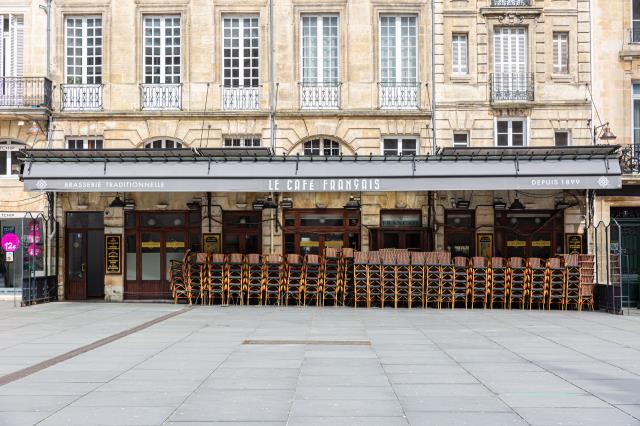 Un café fermé à Bordeaux, sur l'une des places principales de la ville.