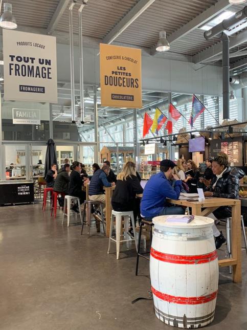 Les Halles de Bacalan à Bordeaux, à la fois marché et espace de restauration.