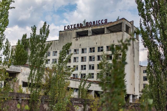 La carcasse de l'hôtel Polissya de Pripyat restée en l'état depuis l'explosion de la centrale en 1986, à ne pas confondre avec l'hôtel du même nom, construit en 1972, dans la ville de Tchernobyl, en dehors de la zone interdite