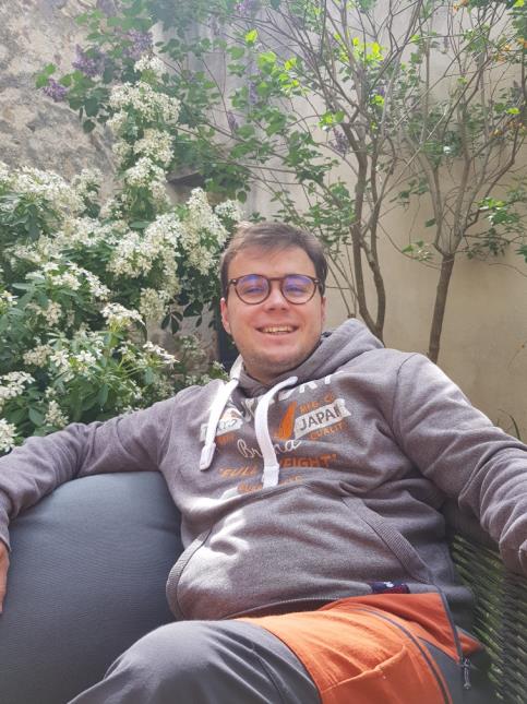 Adrien Descouls dans son jardin