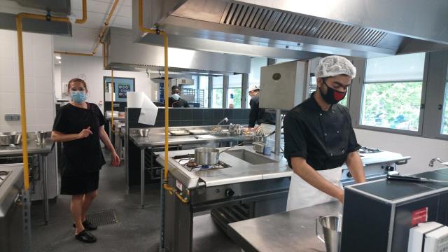 Les cours ont repris pour les apprentis à l'IMT. Ici, Claire Biichle, professeur de cuisine avec trois de ses élèves préparant un titre homologué cuisinier.