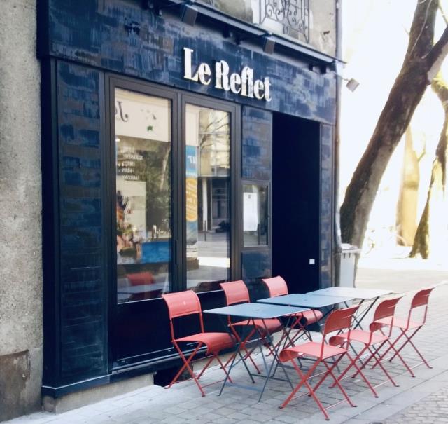 Ouvert en 2016 à Nantes, Le Reflet prône le fait-maison, les circuits cours et le « mieux vivre ensemble ».