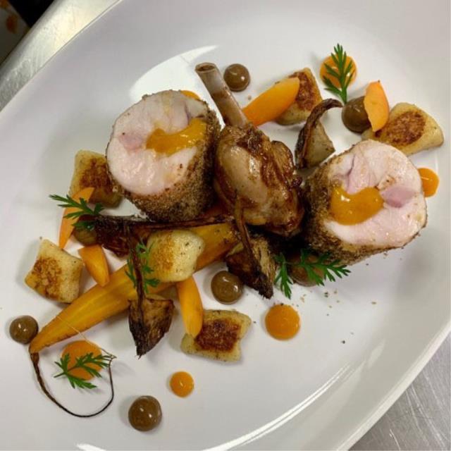 Arrivé 3e ex-aequo au 2e Trophée Masse Online, Thibaud Morgenstern a réalisé une Cuisse de lapin en deux cuissons, ghocchis à la sauge, abricot et ail noir.