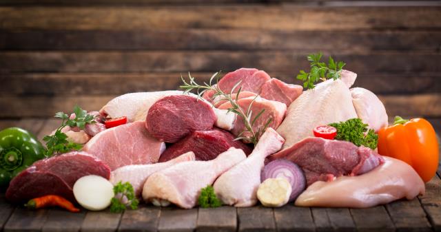Les restaurateurs devront indiquer l'origine des viandes porcines, ovines, caprines, bovines (même hachées) et des volailles qu'ils servent dans leur établissement.