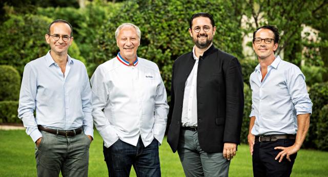 Au centre : Eric Frechon et Laurent Branover, président directeur général de la Collection Les Domaines de Fontenille, les nouveaux associés de Frédéric Biousse et Guillaume Faucher.