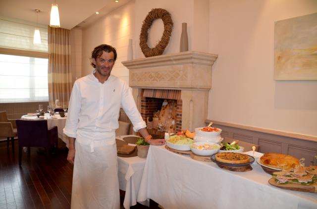 'La grande Table' d'entrées et de desserts du restaurant Jérôme Brochot est disposée dans la salle, une persone reste au service qui est à volonté..