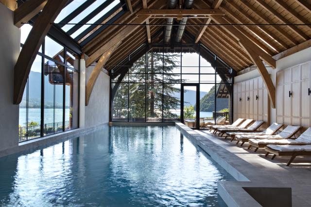 Le spa de l'Auberge du Père Bise est ouvert sur la nature, entre lac et montagnes.