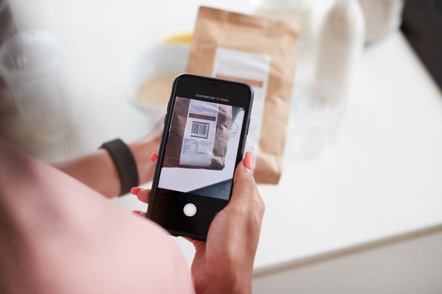 Les applis nutritions affichent les valeurs énergétiques des produits, les allergènes, les labels, ainsi que la présence éventuelle d'additifs et leur impact sur la santé.