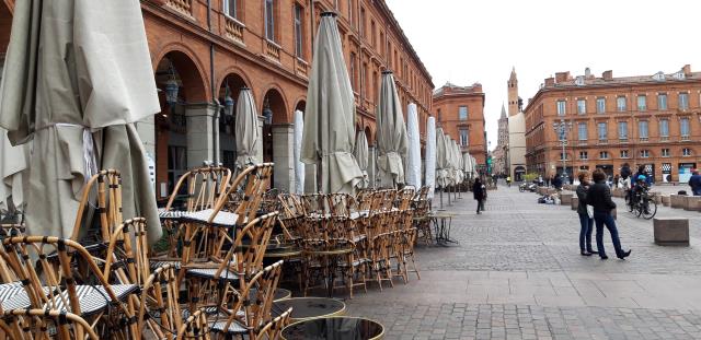 La place du Capitole à Toulouse attend la réouverture de ses terrasses