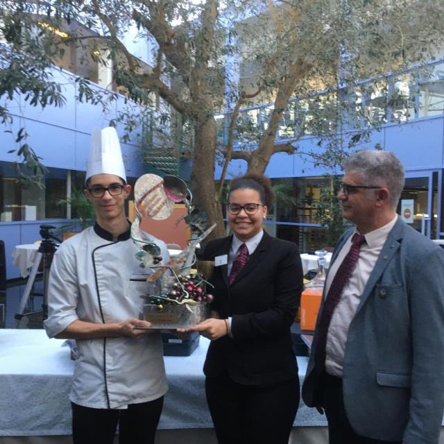 Bastien Dumoulin, élève de Bac Pro Cuisine, et Tesha Marcel, élève de Bac Pro CRS, vainqueurs du concours.