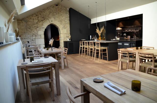 La seconde salle du CIBO avec son ambiance campagnarde et ses matérieuaux nobles abrite la cuisine ouverte et des tables en bois pour un total de 24 couverts.