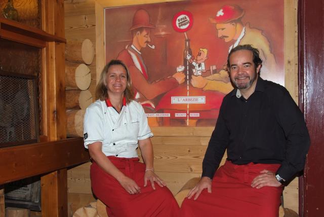 Berenice Saliono, chef de cuisine avec son frère, Alexandre Peyron qui gère l'hergement de L'Arbezie Franco-Suisse