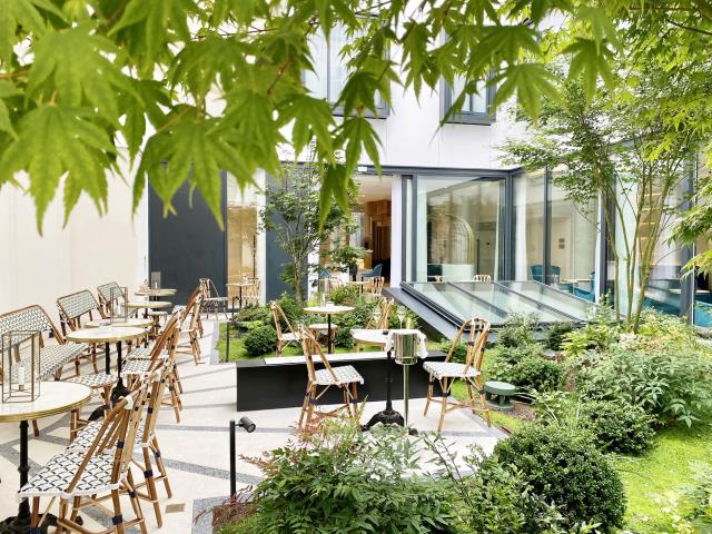 Le patio végétalisé de Maison Albar Hotels – Le Vendôme, à Paris (IXe), imaginé par l'architecte d'intérieur Fabien Rocque.