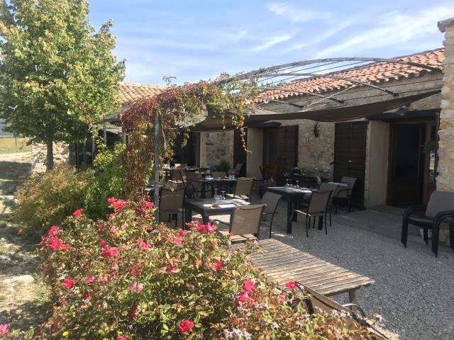 La terrasse du bistrot souvent prise par les rafales de vent