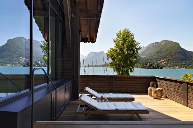 Le spa de l'Auberge du père Bise est ouvert sur la nature, entre lac et montagnes.