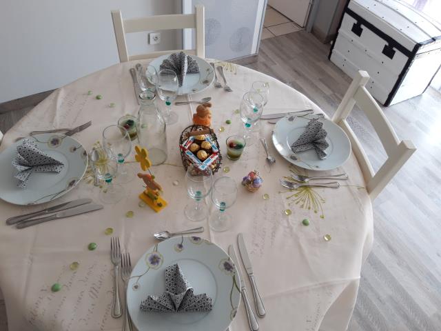 Photo de Taragnat Clémentine, élève en terminale CAP C-S en HCR : table de Pâques pour 4