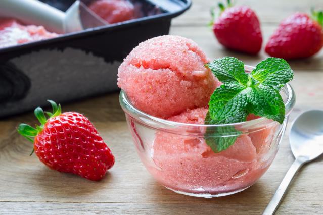 Le sorbet est obtenu par congélation d'un mélange d'eau potable, de sucres, de fruits ou de légumes, voire d'alcool, d'épices ou de plantes. Aucune matière grasse ne peut être ajoutée lors de sa fabrication. 