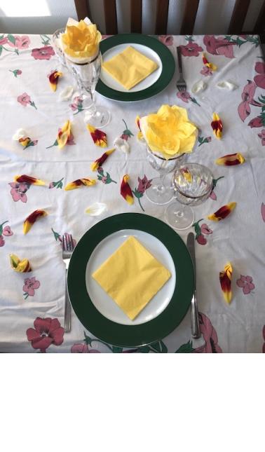 Nappe fleurie, assiettes colorées et verres à pied