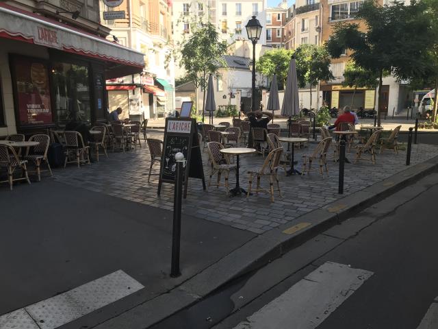 Les parisiens retrouvent leurs terrasses, photo prise ce matin de bonne heure porte de Saint-Cloud.