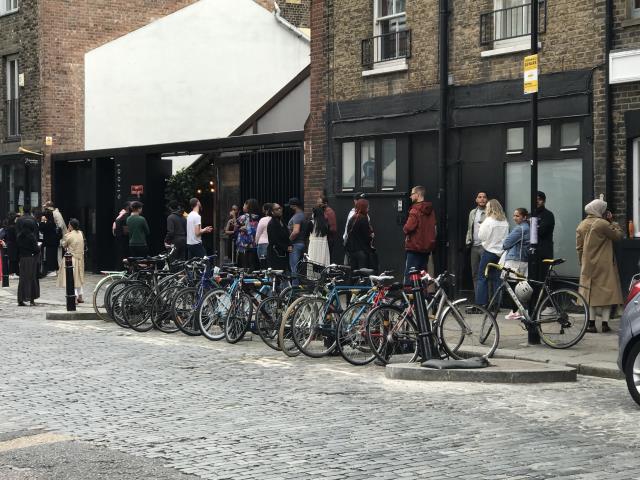 Hier à Londres, dernier jour de l'offre Eat out to Help out, les files d'attente se prolongeaient devant les restaurants