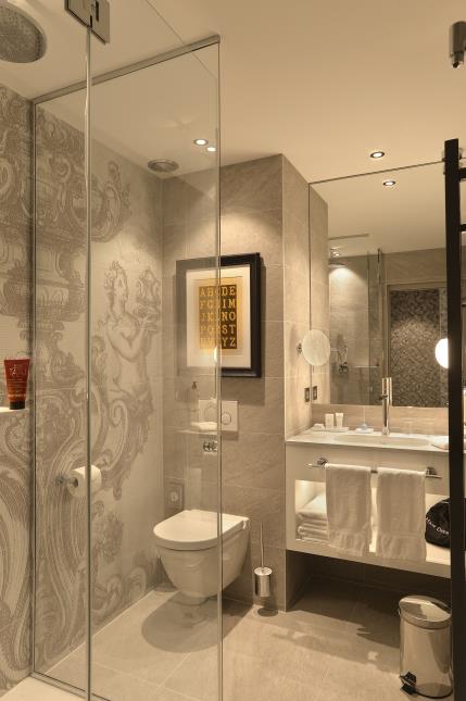 Pour éviter la problématique des portes et de leurs poignées, les toilettes risquent d'être de plus en plus souvent dans les salles de bains. Comme ici à l'hôtel La lanterne, à Paris (Ve).