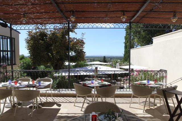 La terrasse, à l'abri du mistral permet de profiter d'une vue sur les vignes et même Avignon à l'horizon. C'est l'un des atouts du restaurant.