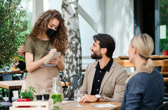 Le personnel ainsi que les clients, lors de leurs déplacements au sein de l'établissement, doivent porter un masque de protection. Une fois installé, le port du masque, n'est plus obligatoire pour le client.