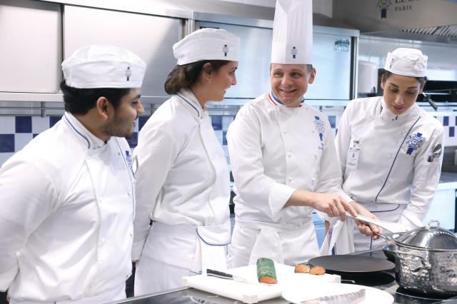 Le Cordon Bleu Paris : Chef Briffard et Etudiants en pratique